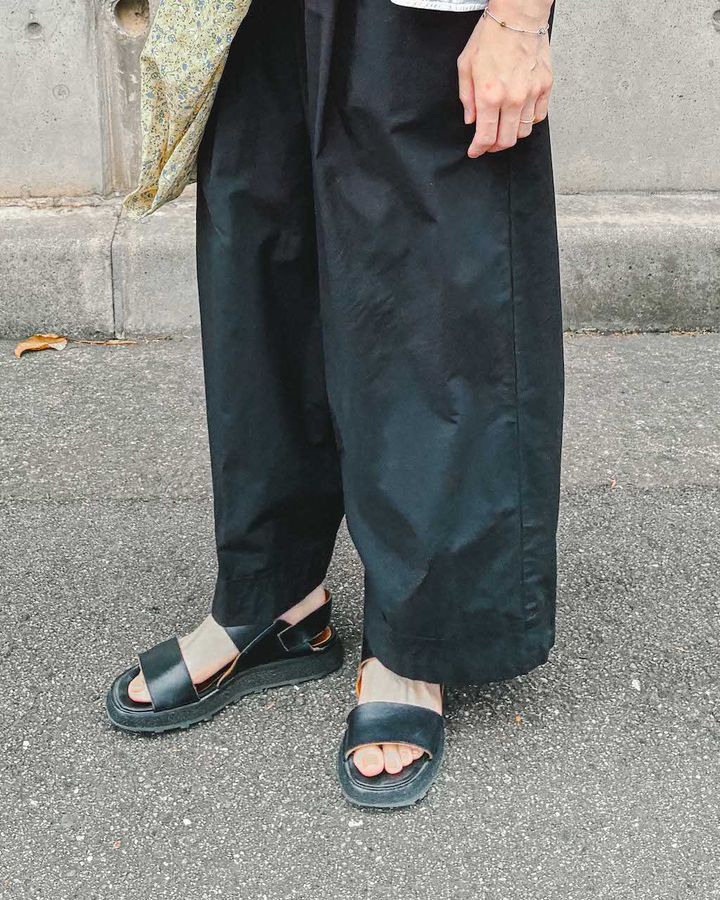 真夏日に使える“フラットサンダル”コーデ5選。シンプルで大人っぽいデザインが人気！【TOKYO SNAP】