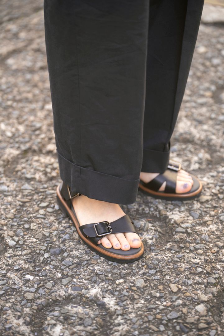 真夏日に使える“フラットサンダル”コーデ5選。シンプルで大人っぽいデザインが人気！【TOKYO SNAP】