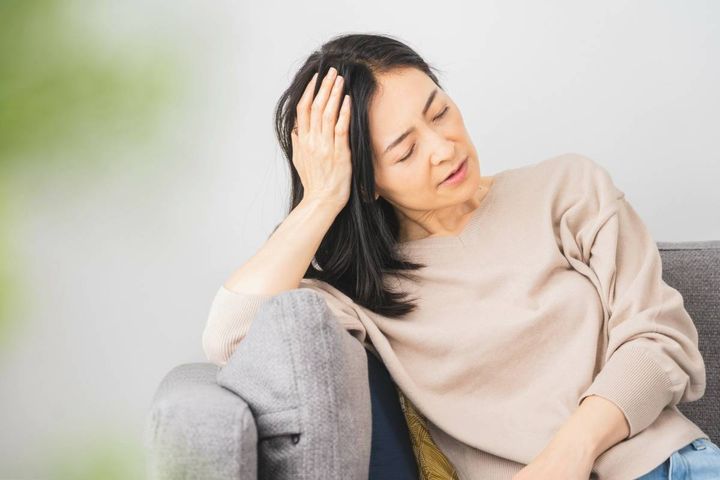 頭を抱える女性