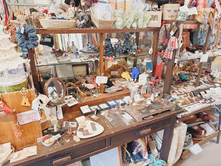 アクセサリーコーナーは、本当に宝探しのようです。 いつ見てもかわいいものばかりで、じっくり見ています。