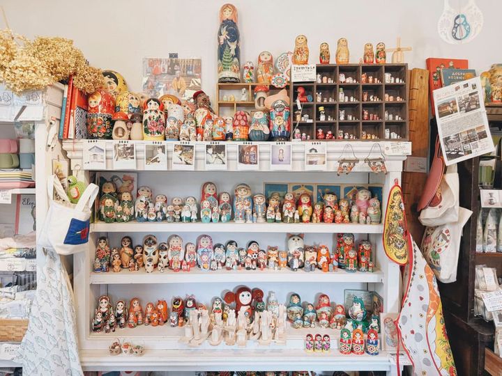 かわいいマトリョーシカ。ロシアのいろんな地方、作家作品など、幅広く取り揃えておられます。 ひとつひとつ表情が違うところがかわいいんです。