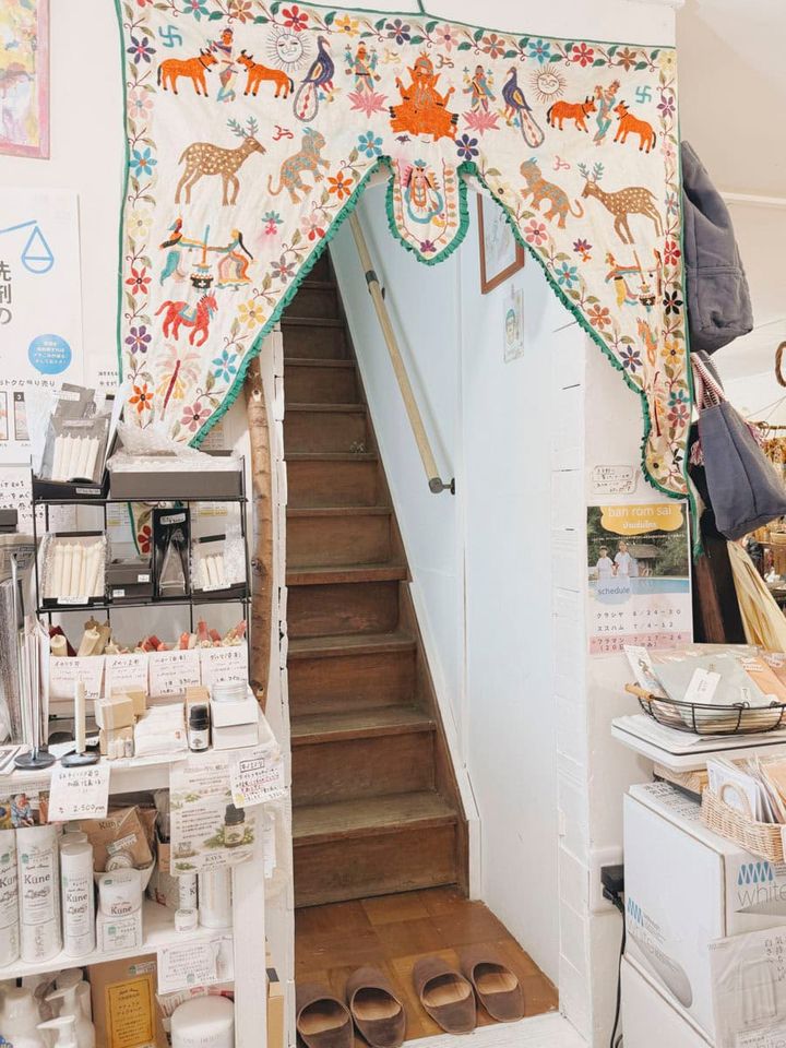 2階の展示室へ続く階段。 いつも店主さんが展示についてお話ししてくださります。