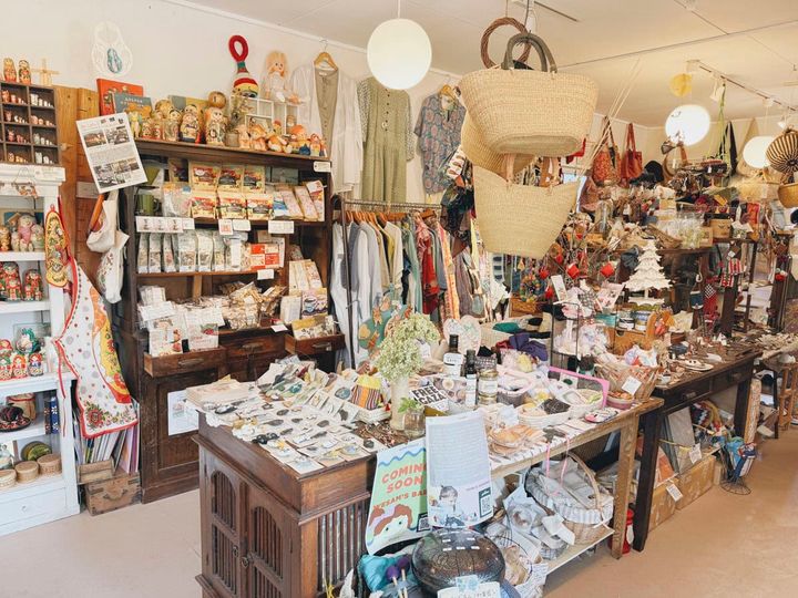 お店に入ると、たくさんの雑貨たちがズラリと並んでいます。 気になったものをひとつひとつ手に取って、見るのが楽しみです。