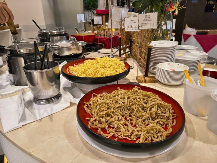 ソーキそばの麺が盛られたざる