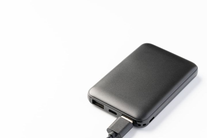 モバイルバッテリーは飛行機に何個まで持ち込める？（画像はイメージ）