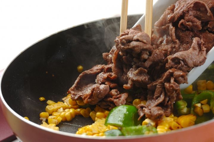 牛肉とコーンのガリバタ炒めの作り方2
