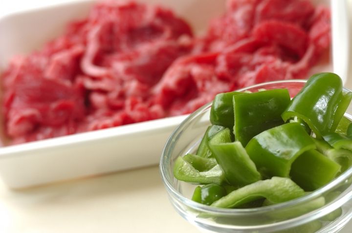 牛肉とコーンのガリバタ炒めの下準備1
