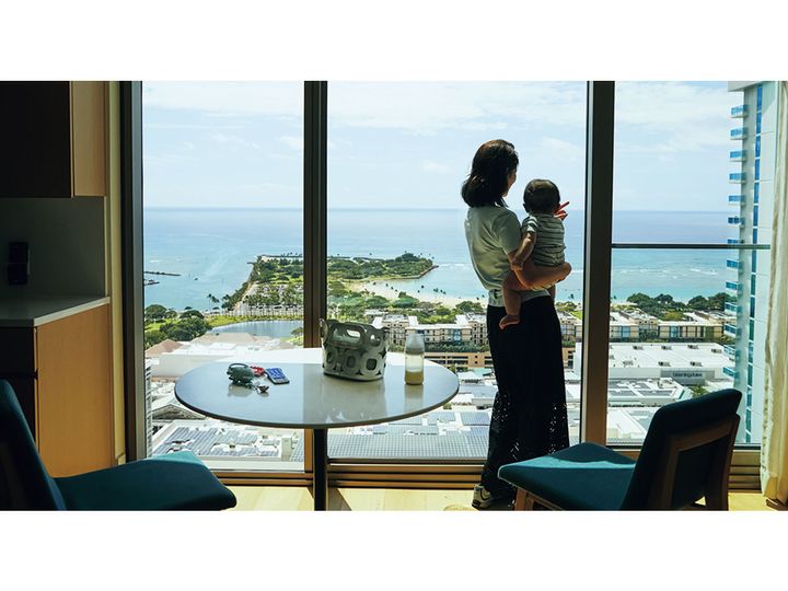 ルネッサンス・ホノルル・ホテル＆スパの客室から景色を眺める咲和希さんと息子さん