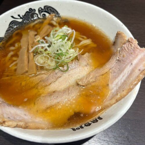 【東京駅で食える奇跡】行列必至の“喜多方ラーメンの異端児”が限定降臨！「食堂はせ川」の大判チャーシュー＆東京限定麺を実食レポ