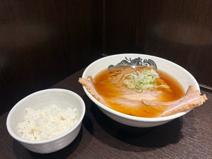 食堂はせ川 大判チャーシュー醤油らーめん、ライス
