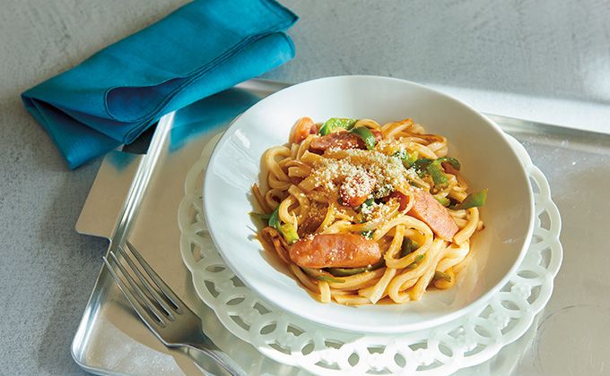 【具材と調味料をのせてレンチン】ケチャップ×バターの王道味！「うどんナポリタン」のできあがり♪の画像1