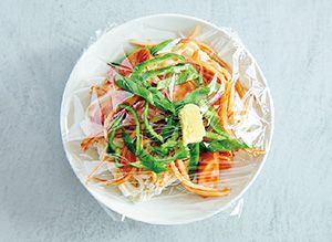 【具材と調味料をのせてレンチン】ケチャップ×バターの王道味！「うどんナポリタン」のできあがり♪の画像2