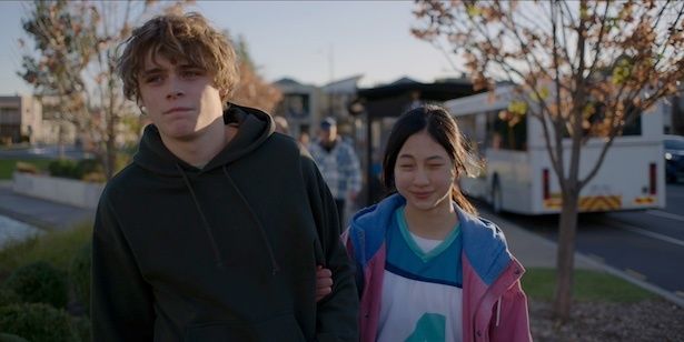 視覚障害を持つ義理の妹パイパー(ソラ・ウォン)と兄のアンディ(ビリー・バラット) (C)2025 RACKAWAY PTY LTD All Rights Reserved