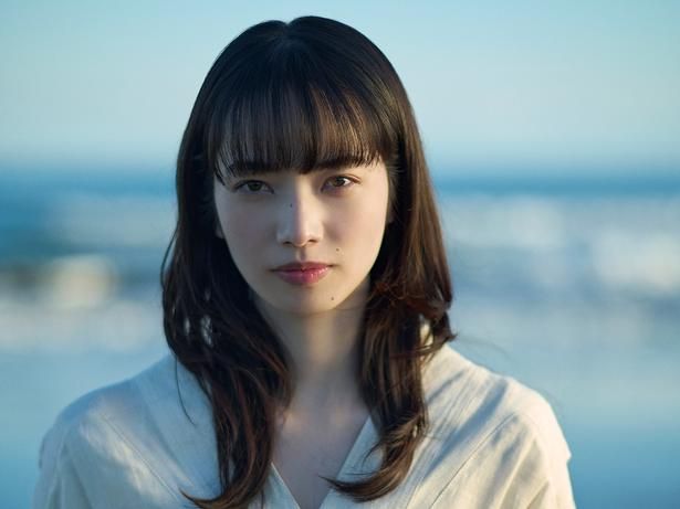 “迷う男”の恋人“ある女”に小松菜奈 [c] 2025映画「８番出口」製作委員会