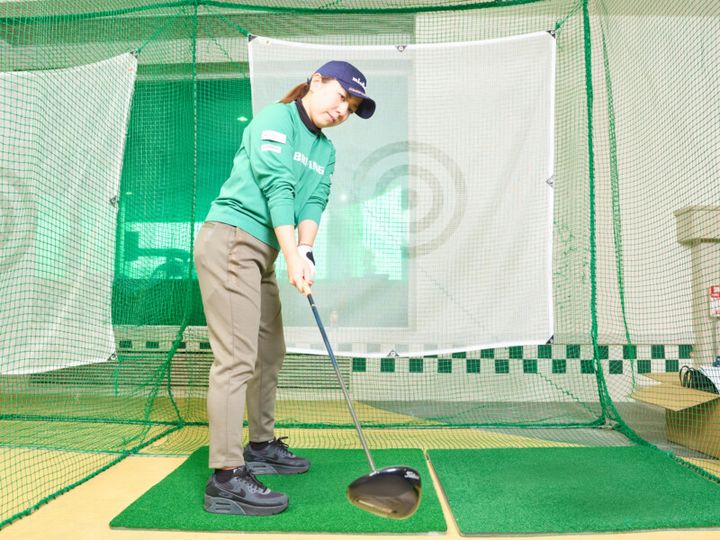 真っすぐ飛ばすコツを女子プロが解説！安定のコツは「バックスイングを…」