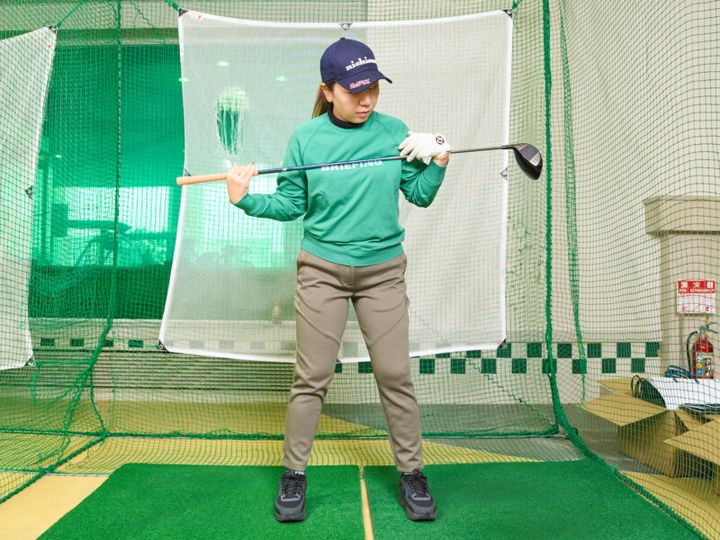真っすぐ飛ばすコツを女子プロが解説！安定のコツは「バックスイングを…」