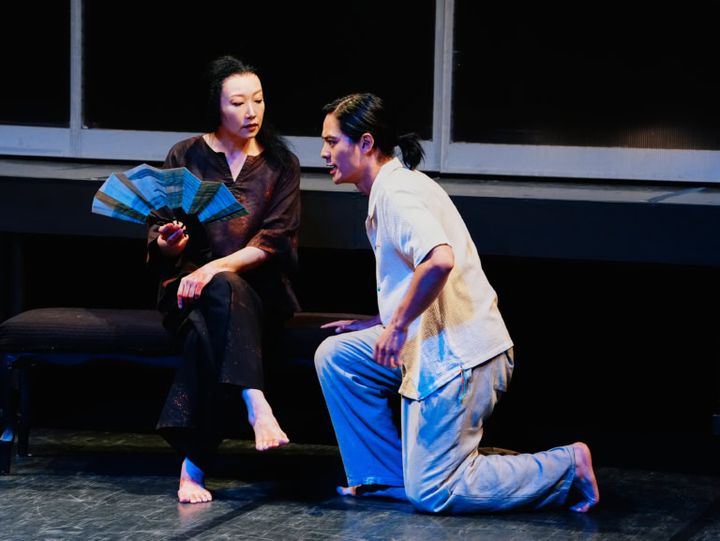 『月を抱く人魚』－雨月物語より－ 勝四郎（岡本圭人）は背ビレの謎を追い、青頭金子（松岡依都美）を訪ねると、使用人・丸谷に出会う。