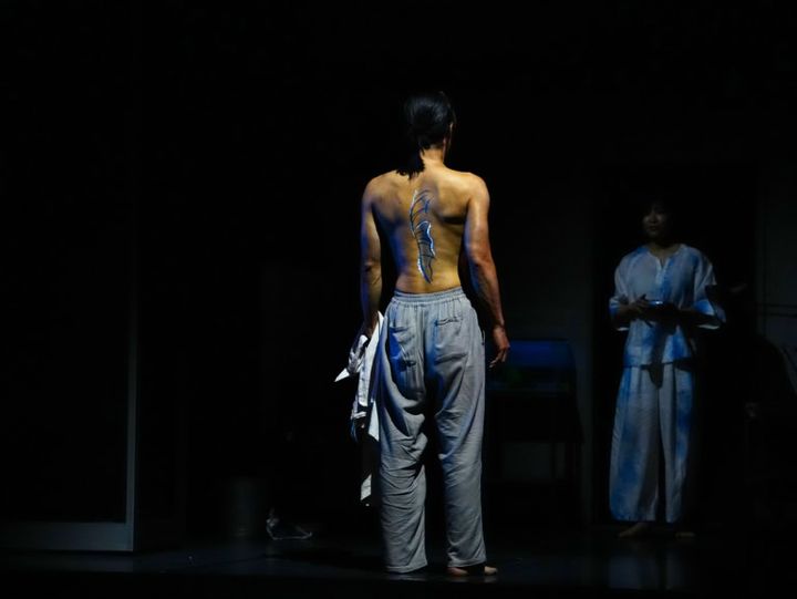 『月を抱く人魚』－雨月物語より－勝四郎（岡本圭人）背中には、宮木（南沢奈央）が描いた背ビレが残された
