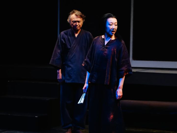 『月を抱く人魚』－雨月物語より－ 右：高名な画家・青頭金子を演じる松岡依都美さん、左：その使用人・丸谷を演じる相島一之さん