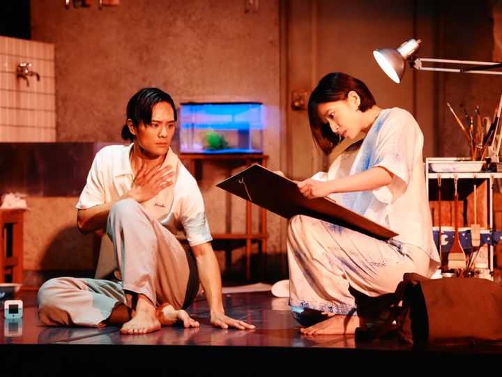 『月を抱く人魚』－雨月物語より－ 右：画家・宮木を演じる南沢奈央さん、左：主人公・絵画モデルである勝四郎を演じる岡本圭人さん。勝四郎はモデルとして、宮木のもとを訪れる。