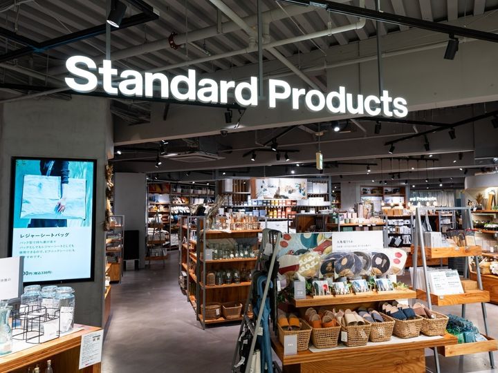 「スタンダードプロダクツ」の「靴下収納ケース」が、本来の用途とは違う使い方でSNSで話題になっています。ぬい服やトレーディングカードの収納など、幅広い活用アイデアが広がっている同商品を紹介します。