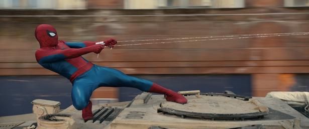 暴走する戦車を止めるスパイダーマン(『スパイダーマン：ブランド・ニュー・デイ』) [c]2026 CPII. All Rights Reserved. [c]& TM 2026 MARVEL