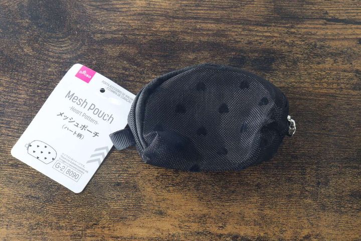 ダイソーの黒いハート柄メッシュポーチと商品タグ