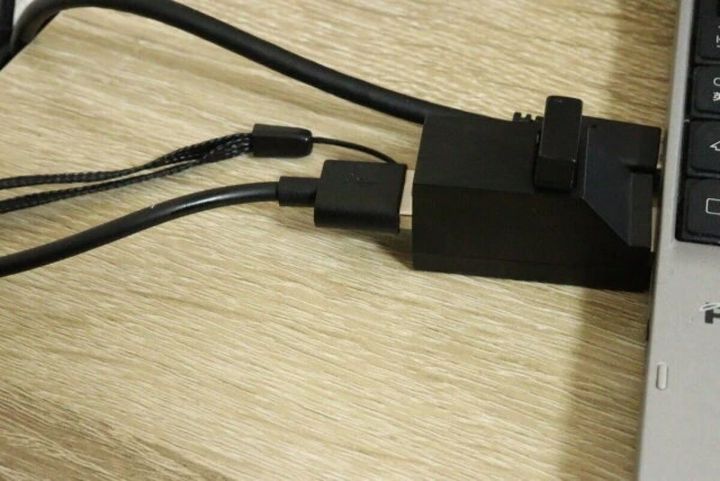 ノートパソコンの側面にUSBハブが接続されている様子