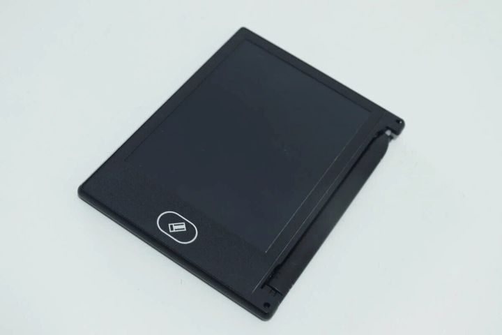黒い電子メモパッドが斜めに置かれている