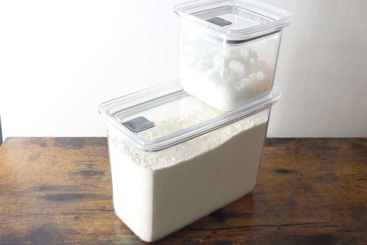 小麦粉の入った大きい容器の上に砂糖の入った小さい容器が重ねてある