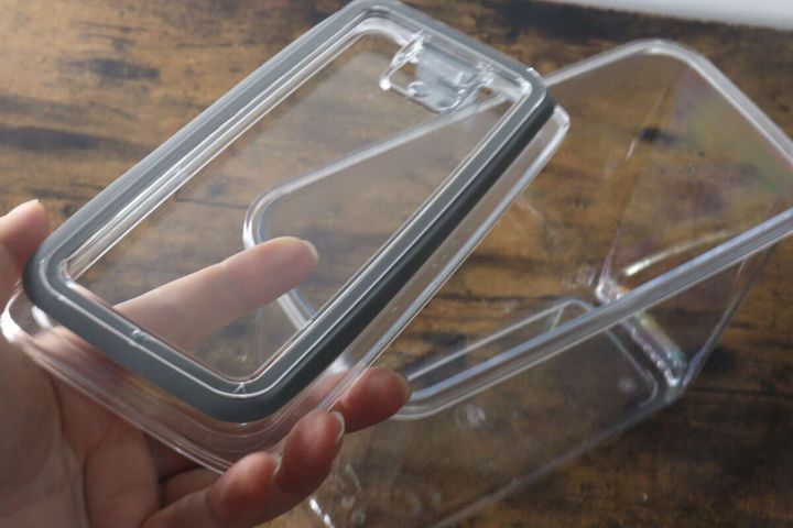 密閉容器のフタが開き、パッキンが外れている様子