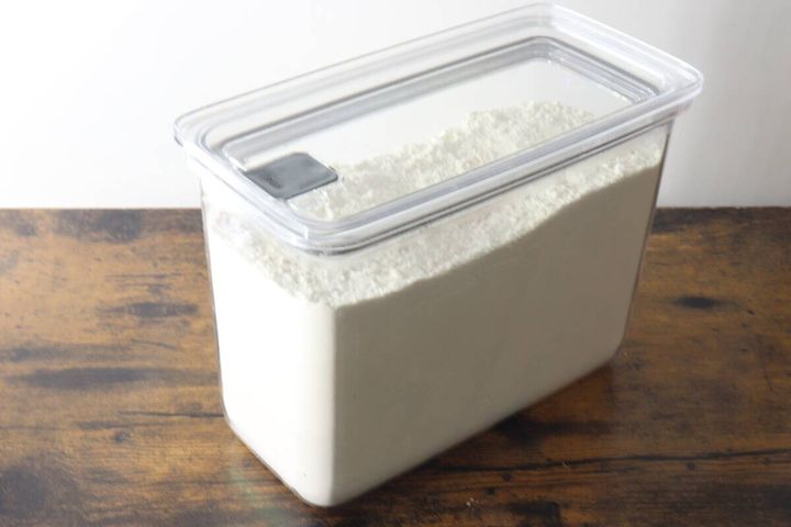 透明な密閉容器に白い小麦粉が半分ほど入っている