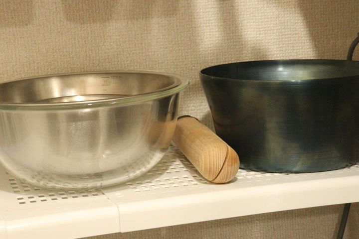 つっぱり棒用棚にボウルとすりこぎが安定して置かれている