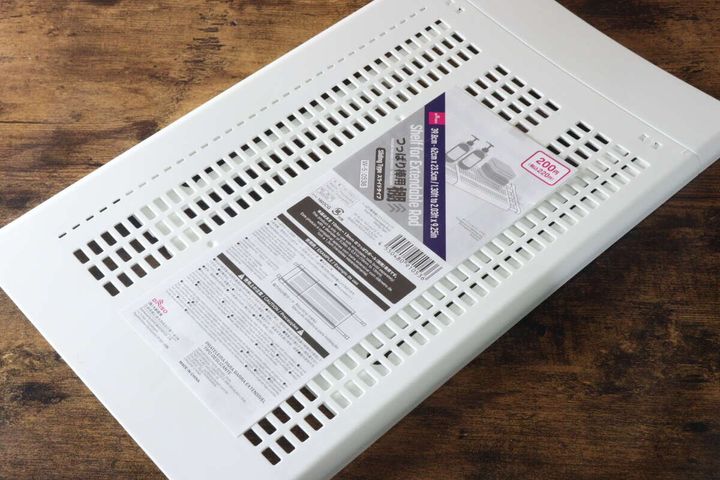 白いつっぱり棒用棚（スライドタイプ）のパッケージを斜めから