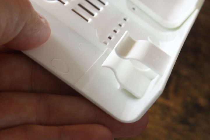 つっぱり棒用棚の裏側にある固定クリップのアップ