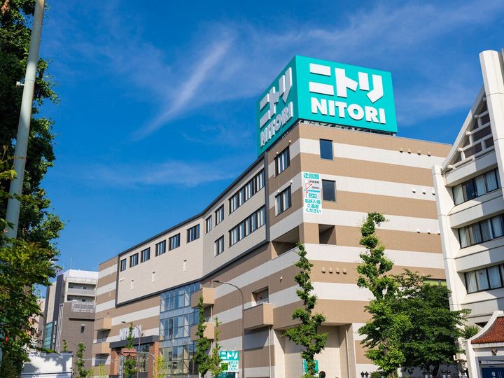 ニトリの「折りたためるランドリーバスケット38L」は、使わないときは薄く折りたたんで収納できる洗濯カゴです。狭いスペースでも邪魔にならず、アウトドアや車載にも使えると話題になっており、その魅力を紹介します。