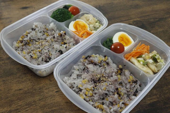 ミールプレップ容器に雑穀米と卵や野菜の副菜が盛り付けられている