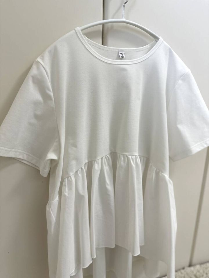 白いハンガーにかかったGU布帛コンビネーションTシャツ