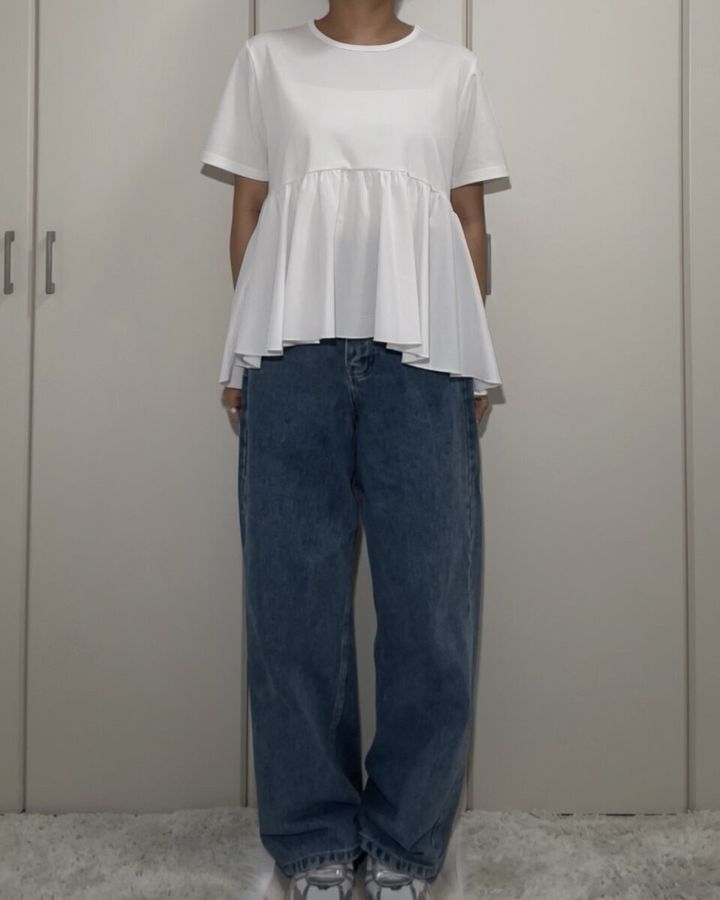白いペプラムTとワイドデニムを合わせたNGコーデ
