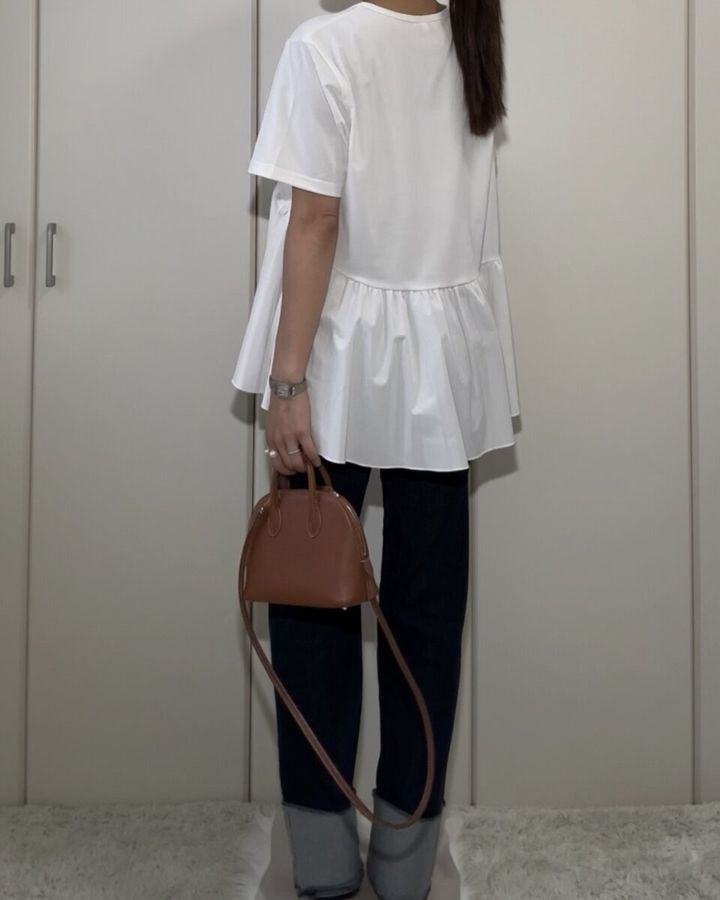 白いペプラムTとデニムを合わせた女性の後ろ姿