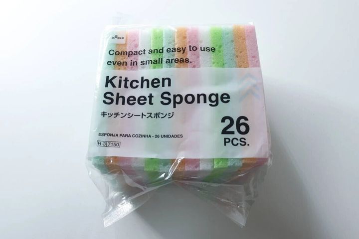 ダイソーのカラフルなキッチンシートスポンジのパッケージ