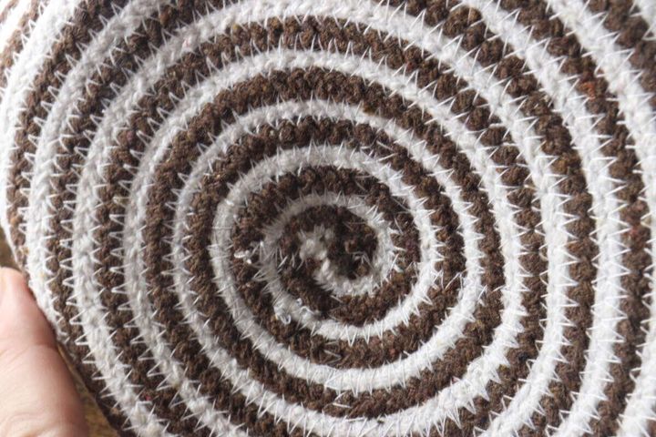 ロープ収納の底面、渦巻き状の編み込み模様