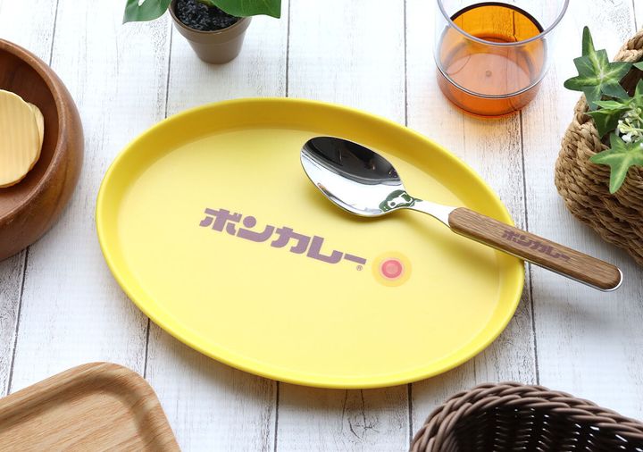 ボンカレーのムック本と、付録の黄色いカレー皿とスプーンが並べられている俯瞰写真