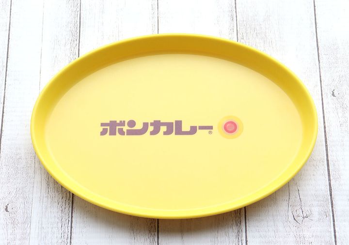 黄色いボンカレー皿が置かれているアップ。中央にボンカレーのロゴ