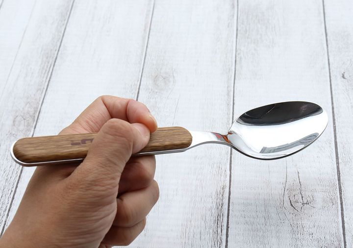 手でボンカレーのスプーンを持っている様子。持ちやすさがわかる