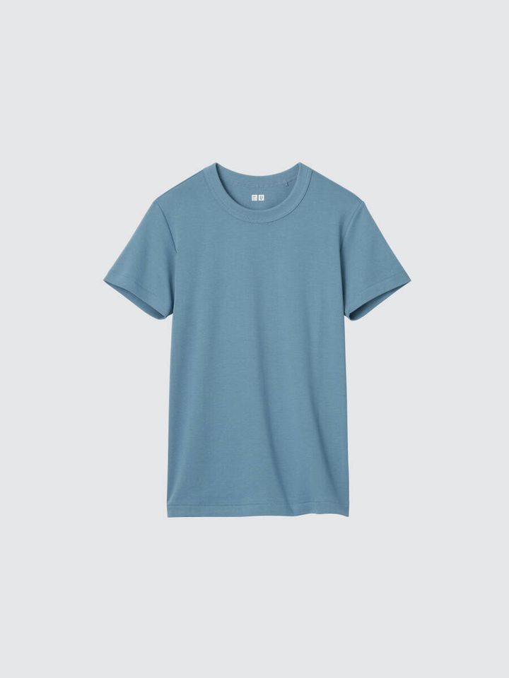水色の無地クルーネックTシャツを正面から撮影