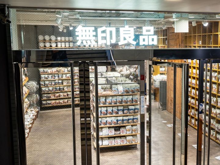 無印良品の「婦人 コットンドビー織りチェック 婦人トランクス」は、ドビー織りの透かし柄で通気性がよく、軽やかな着心地の女性用トランクスです。夏の肌着として涼しく快適だと話題になっており、その魅力を紹介します。