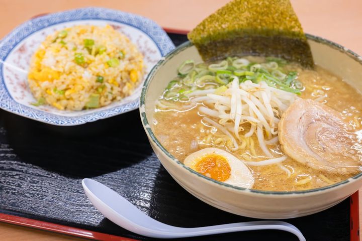 帰省や旅行で車を運転する際、糖質が多い料理を食べると眠気の原因に？（画像はイメージ）