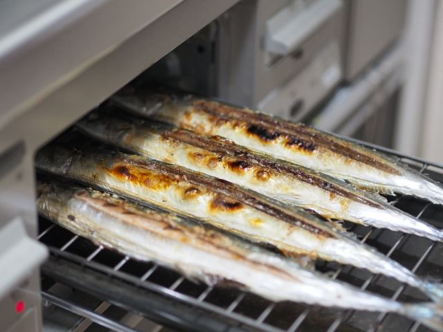 並べた４匹の秋刀魚をグリルで焼く