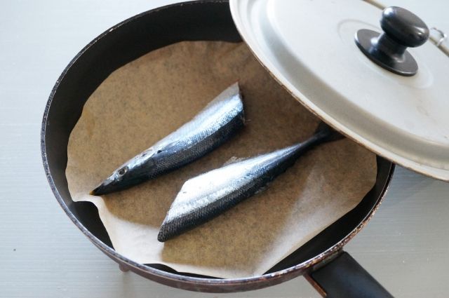 フライパンで秋刀魚を焼く